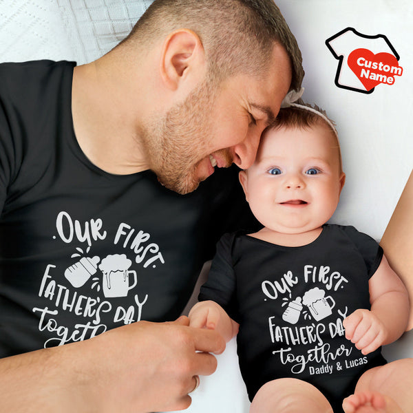 Benutzerdefiniertes Namenshemd Unsere ersten Geschenke zum Vatertag zusammen für Papa Babyflasche Papa und Baby passende Outfits