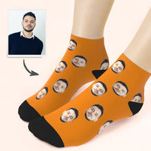 Individuelles Gesicht auf einer viertel langen Socke