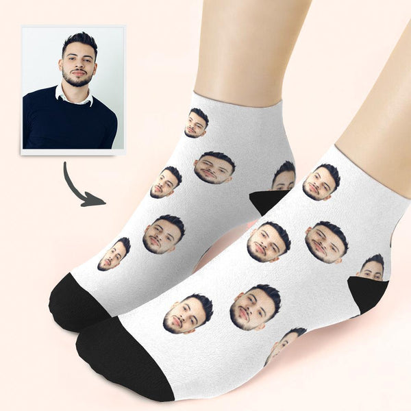 Individuelles Gesicht auf einer viertel langen Socke