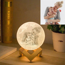 Weihnachtsgeschenk Personalisierter kreativer 3D-Druck und gravierte Mondlampe mit Foto von Mutter und Tochter - Berühren zwei Farben